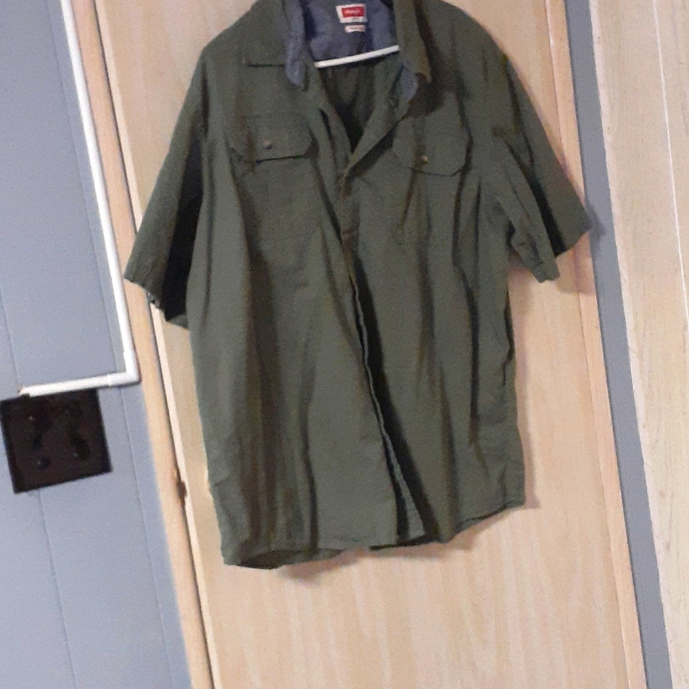 Green men's short sleeve shirt